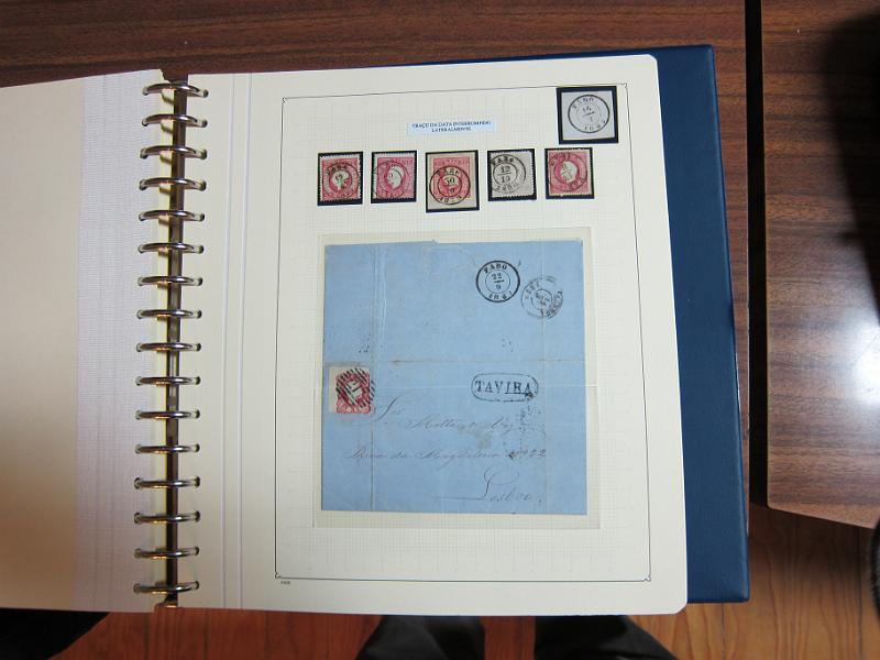 0019 (99).JPG -     Lote:    19      Marcofilia      Lotes Especiais       Descrição:         Portugal. Colecção especializada de carimbos de duplo círculo, tipo 1852, montada em 4 álbuns Lindner, com selos de diversas emissões e cartas, com estudo minucioso de cada marca. Lote a ver.         Lote       Valor Base:     &euro; 2.500,00     Valor Venda:     Retirado     